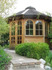 Mit Gartenhaus und Pavillon im Grünen leben