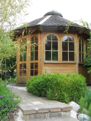 Mit Gartenhaus und Pavillon im Grünen leben